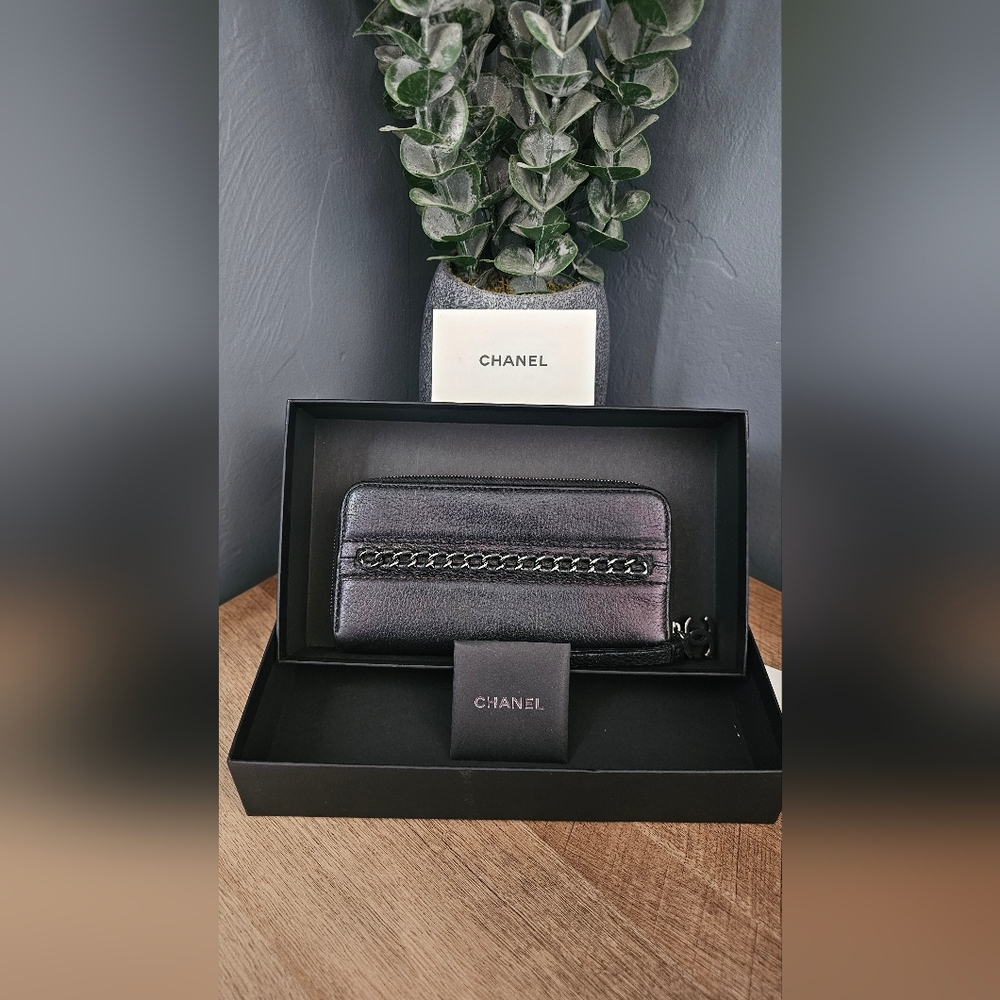 CHANEL Zip Wallet - Picture 3 of 9